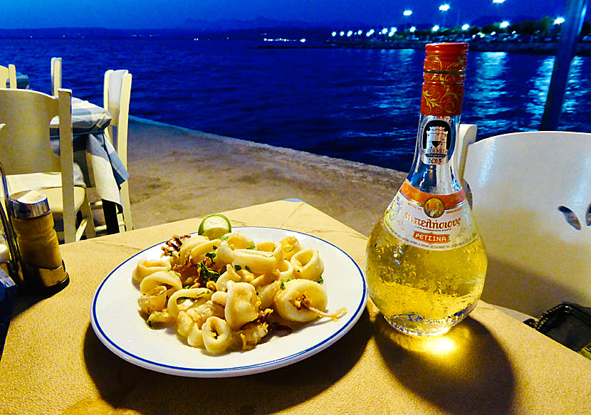 Färsk kalamari och kall retsina på en restaurang vid badbryggan i Pylos.