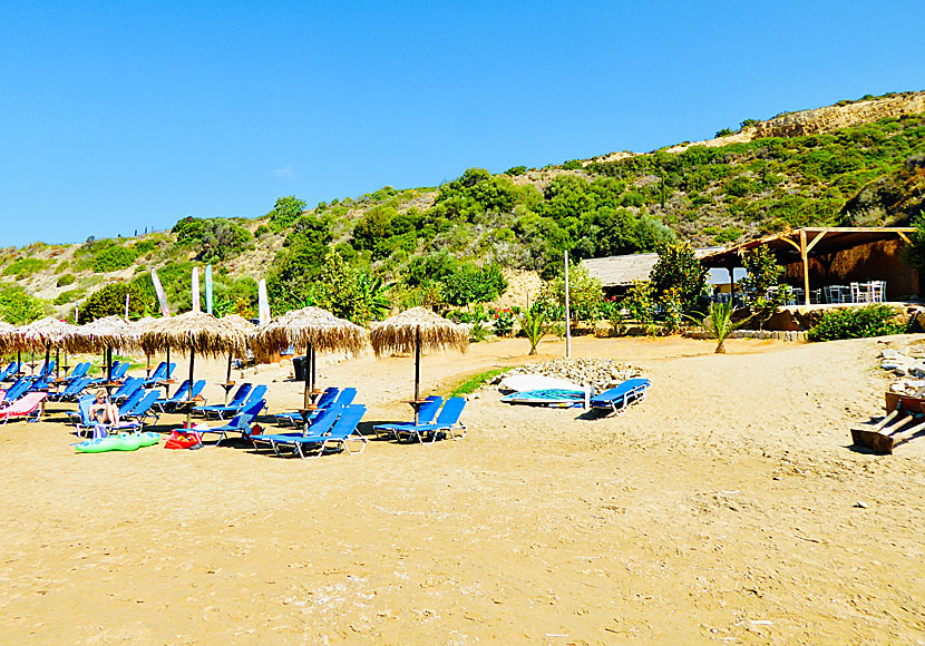 Tavernor, restauranger, kantinor och solstolar på stranden i Lampes på Peloponnesos. 