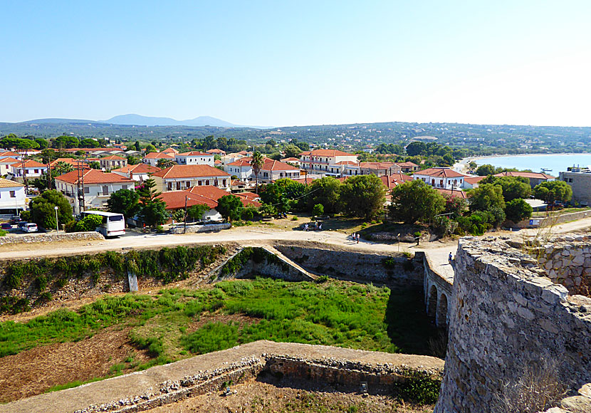 Utsikt över byn Methoni från vallgraven på Castle of Methoni.