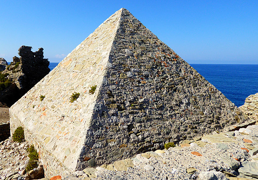 Keops pyramid med Hoola Bandoola Band utanför en pyramid i Castle of Methoni på Peloponnesos.