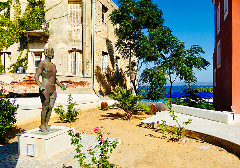 Bronsstaty av en hoppande Kostas Tsiklitiras utanför museet. 