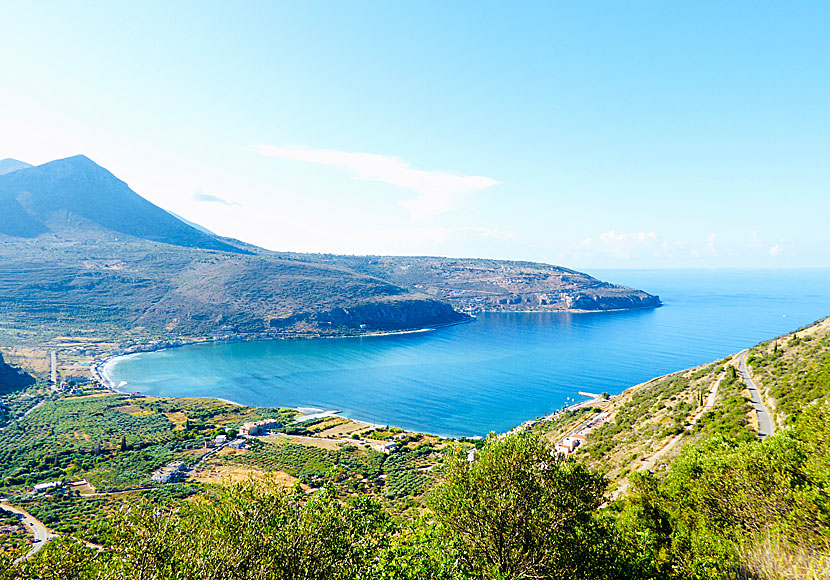 Neo Itilo by och strand nära byarna Stoupa, Agios Nikolaos, Trachila, Limeni och Aeropoli på Peloponnesos.