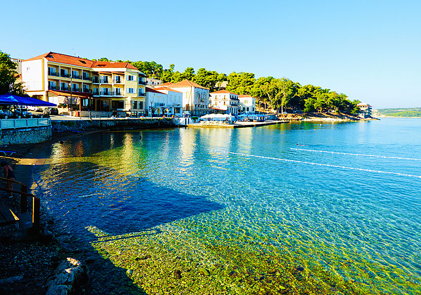 Ovanför stranden i Pylos ligger flera restauranger, barer och hotell.