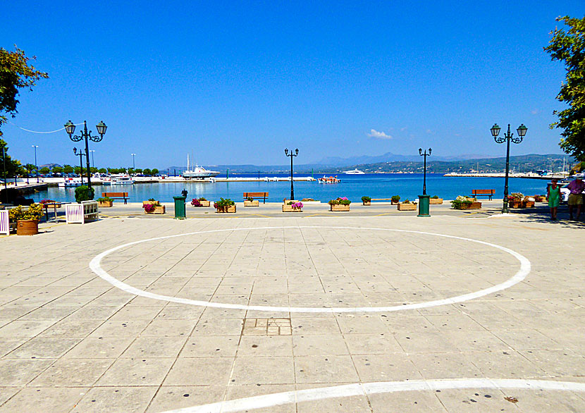 Där torget Three Admirals Square slutar börjar den fina hamnpromenaden i Pylos.