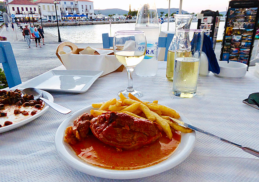 Taverna med god grekisk mat med utsikt över hamnpromenaden i Pylos.