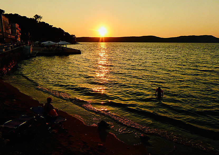 Den vackra solnedgången i Pylos.