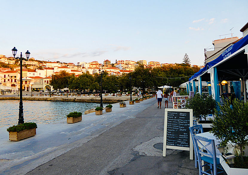Restauranger och tavernor längs hamnpromenaden i Pylos.