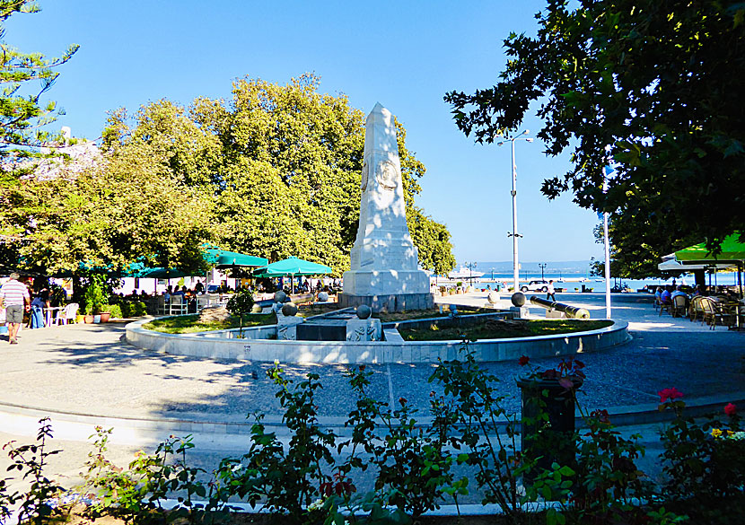 Monumentet över de de tre amiralerna från de allierade flottorna som deltog i Slaget vid Navarino.
