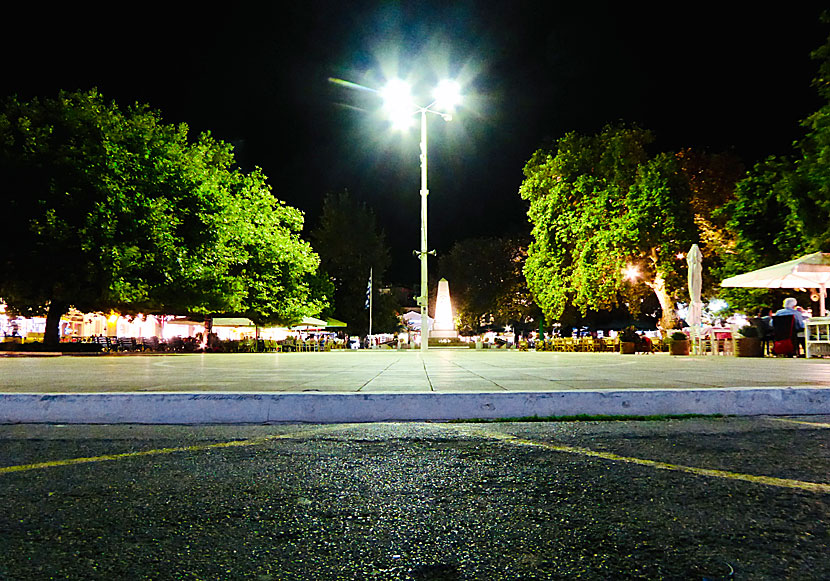 Three Admirals Square på kvällen.