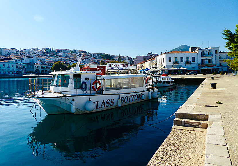 Utflyktsbåtar i Pylos hamn.