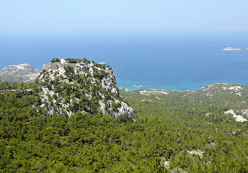  Fourni beach ligger nedanför Monolithos Castle på västra Rhodos. 