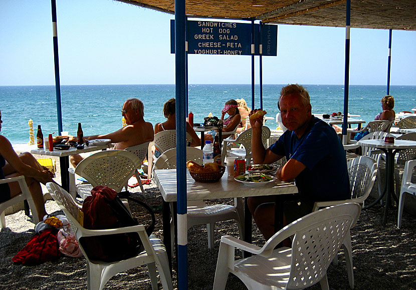 Tavernan vid Fourni beach på Rhodos erbjuder enkel och mycket god grekisk mat. 
