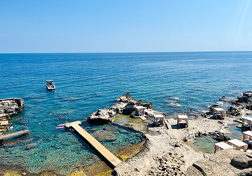 Badbryggor och dyra solsängar vid Oasis beach på Rhodos.
