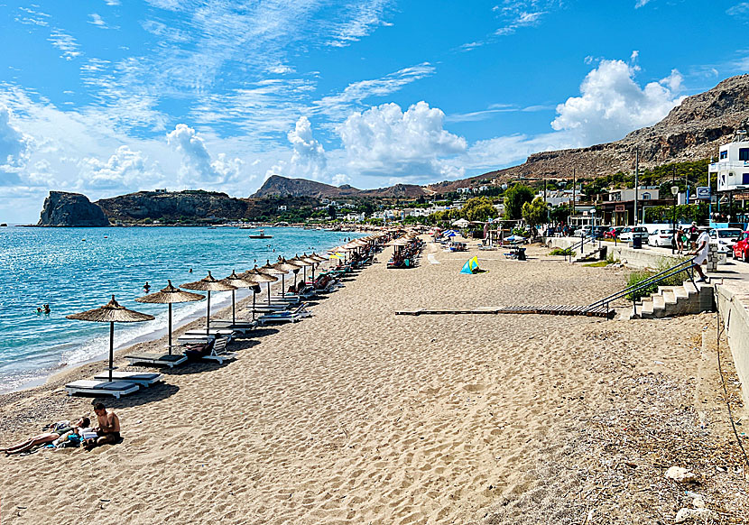 Stegna beach och by på Rhodos i Grekland.