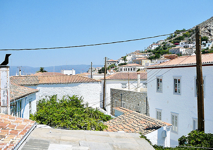 Utsikt från balkongen på rum 8 på Achilleas Pension i Hydra stad.