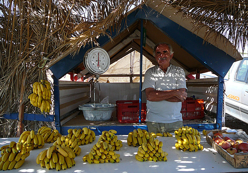 Nikos med sina fantastiskt goda bananer står i korsningen till Vai på östra Kreta.