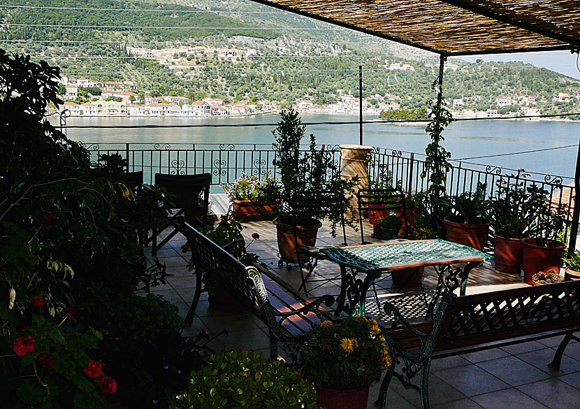 Utsikt från verandan på rum 5 på Grivas Gerasimos i Vathy på Ithaka. 