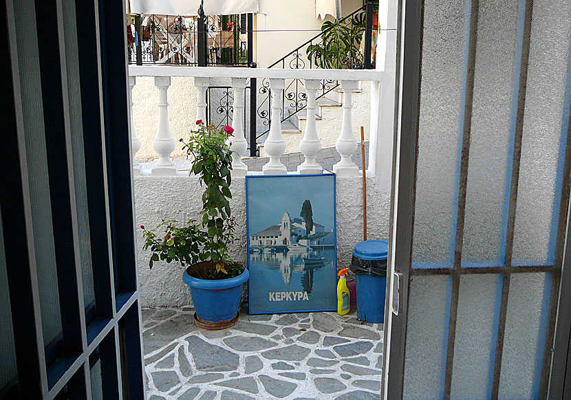 Utsikt från ytterdörren i rum 3 på Mania Doro i Poros stad.
