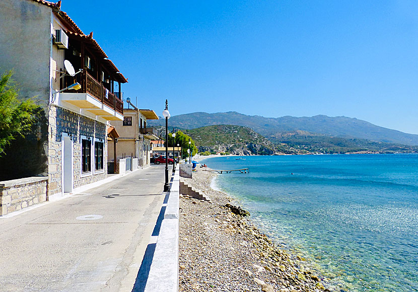 Längs strandpromenaden i Balos på Samos ligger restauranger och hotell.