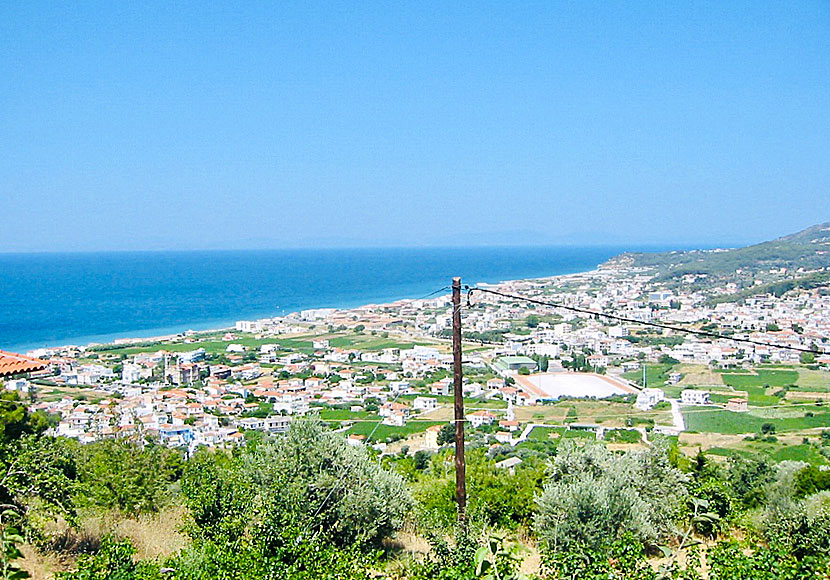 Karlovassi sett från den gulliga byn Leka på Samos.