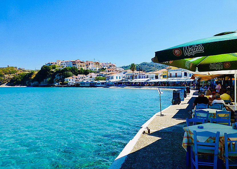 Den mysiga hamnpromenaden i Kokkari på Samos.