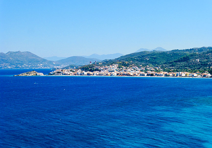 Kokkari sett från Lemonakia beach på norra Samos i Grekland.
