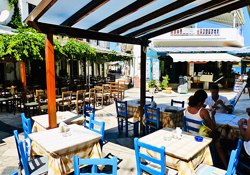 Tavernor och restauranger i Kokkaris gränder på Samos.