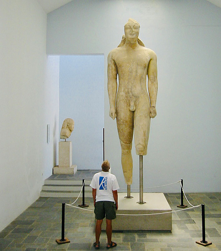 Den mer än fem meter höga unika Kourosstatyn i Arkeologiska museet i Samos stad i Grekland.