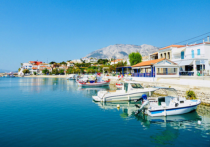 Den trevliga hamnpromenaden i Ormos med bra restauranger och tavernor. Samos. Grekland. 