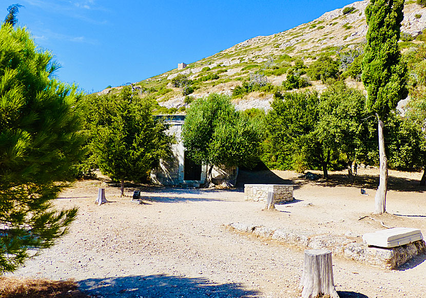Ingången till Eupalinos vattentunnel ovanför Pythagorion på Samos.