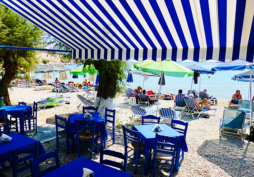 Bra restauranger och tavernor vid stranden Remataki i Pythagorion.