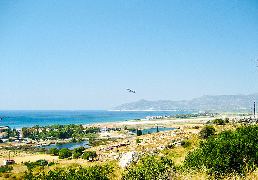 Utsikt över flygplatsen i Pythagorion från utsidan av Eupalinos tunnel.