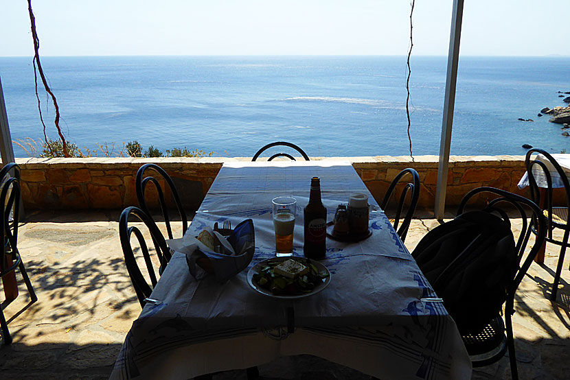 Den rofyllda och meditativa utsikten från  Taverna at the end of the world på Samos.