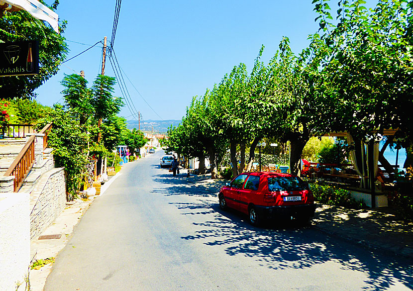 Vägen genom Votsalakia går till stränderna Psili Amos 2 och Limnionas samt till bergsbyn Drakei.