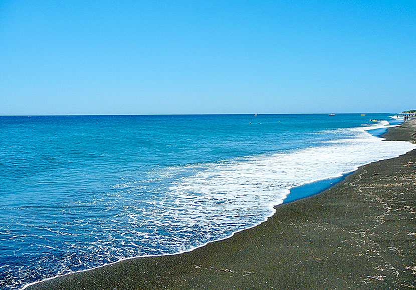 Santorinis bästa stränder. Agios Georgios beach.