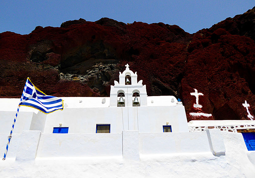 Agios Nikolaos church ovanför Red beach i Akrotiri på Santorini.