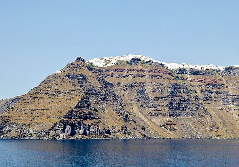 Byn Imerovigli och Skaros Rock sett från vulkankratern på Santorini.