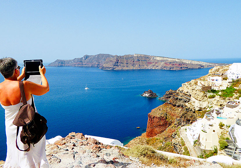 Från Oia och Amoudia på Santorini har man fin utsikt över grannön Thirasia. 