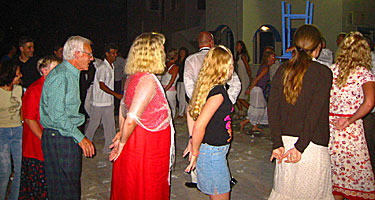 Dansa Små grodorna på ett bröllop på Santorini.