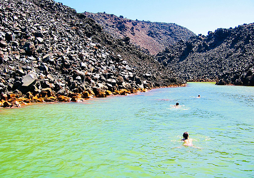 Uintia kuumissä lähteissä Nea Kamenin tulivuoren äärellä. Santorini.  Kreikka.