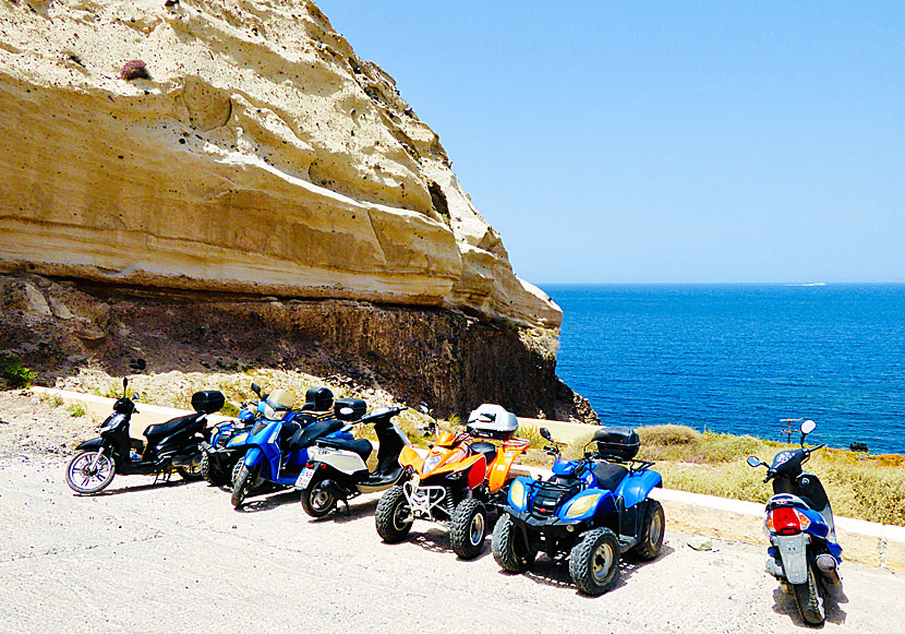 Hyra och köra fyrhjuling på Santorini.