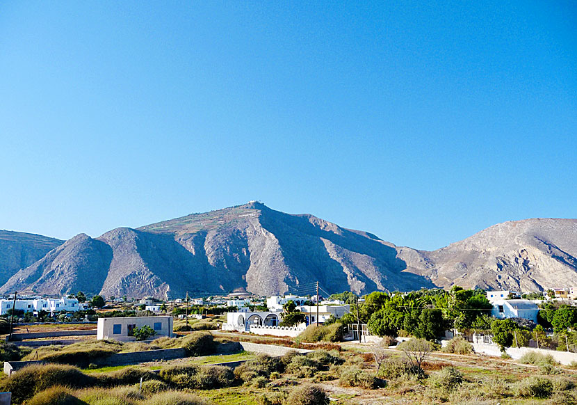 Santorinis högsta berg Profitis Elias ligger på 567 meter över havet.