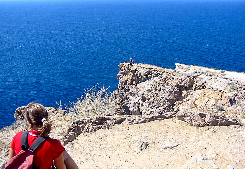 Vandra längs med kratern, calderan, på Santorini. 