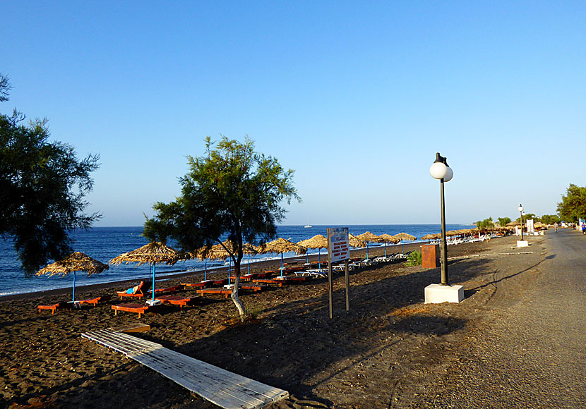 Strandpromenaden vid Perivolos beach på Santorini.