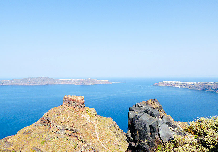 Skaros rock nedanför Imerovigli med ön Thirasia i bakgrunden och byn Oia till höger.