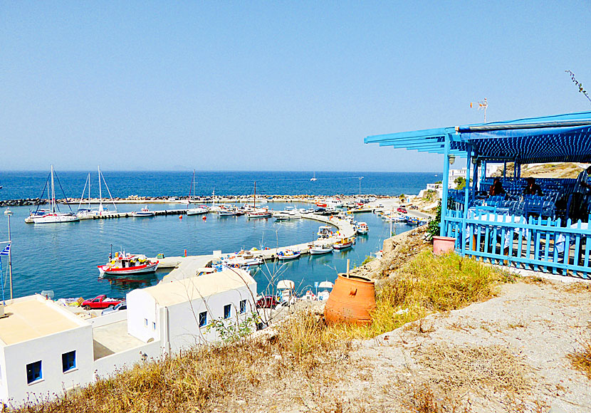 Småbåtshamnen och restauranger i Vlychada på Santorini.