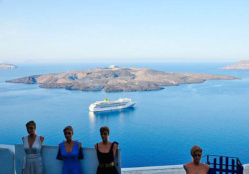 Vulkanerna Palia Kameni och Nea Kameni på Santorini sett från Fira. 