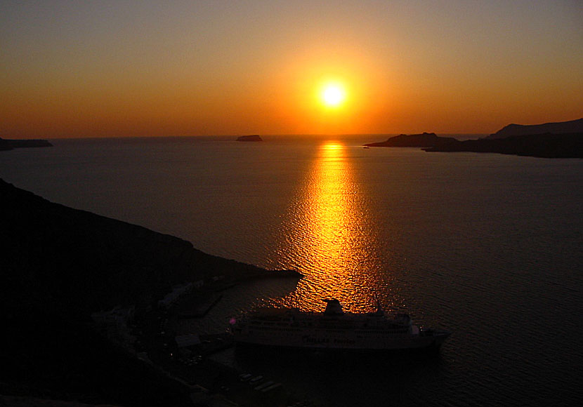 Att se solen gå ner i havet från Santo Wines är en mäktig upplevelse och får inte missas när man är på Santorini.