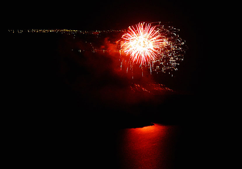 Vulkanens dag på Santorini firas varje år i augusti med ett stort fyrverkeri. 