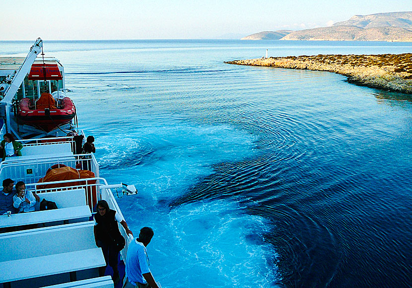 Blue Star Ferries trafikerar Schinoussa och andra öar i Kykladerna varje dag under högsäsong.